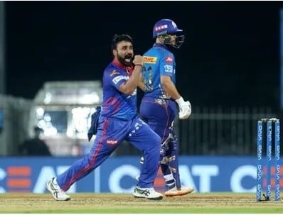 IPL Banter: Rohit Sharma's Playful Banter with Amit Mishra Adds Light-hearted Flair to LSG vs MI Clash